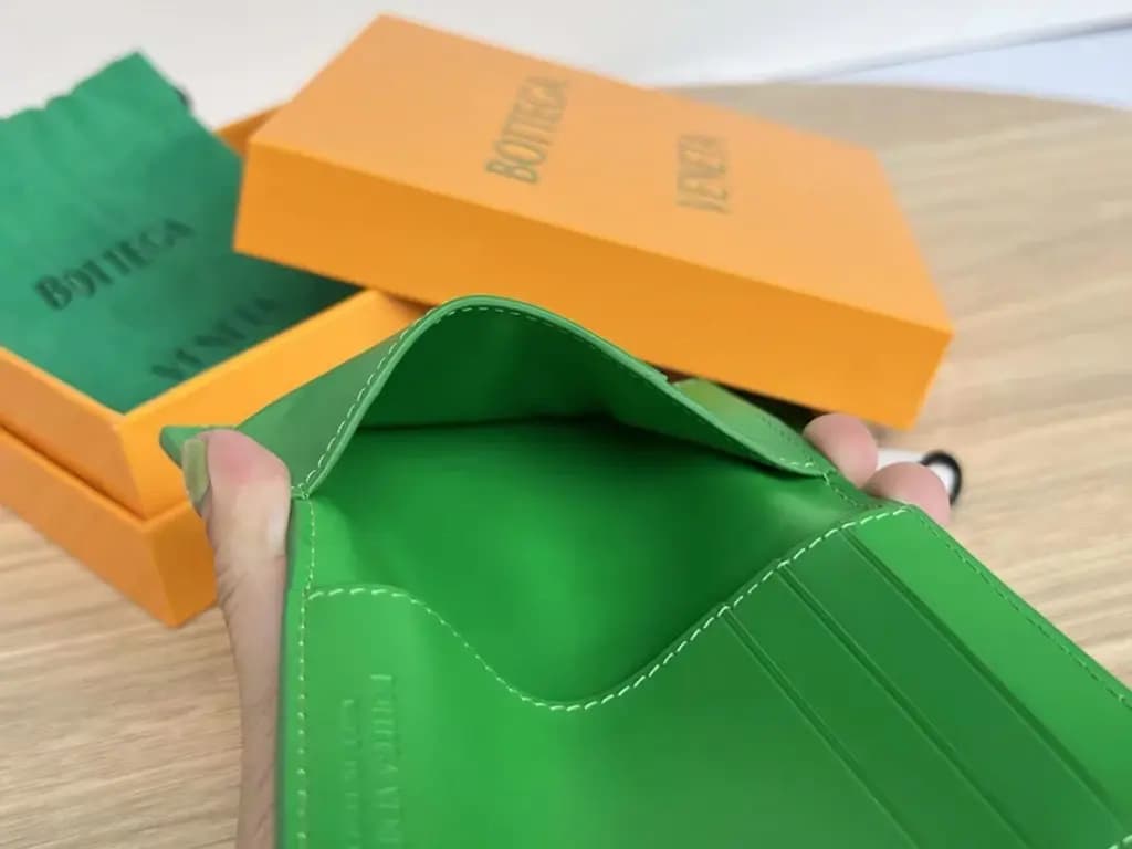 보스넬로쿠치넬리 보테가 베네타 카세트 플랩 카드지갑 페러킷 상세 이미지