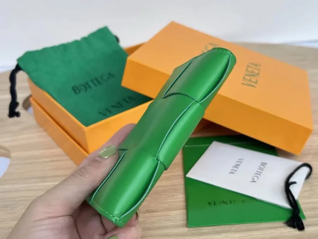 보스넬로쿠치넬리 보테가 베네타 카세트 플랩 카드지갑 페러킷 상세 이미지