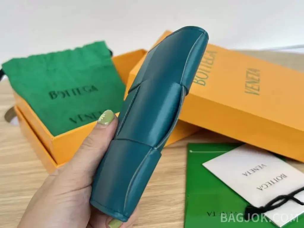 보테가베네타 보테가 베네타 카세트 플랩 카드지갑 상세 이미지