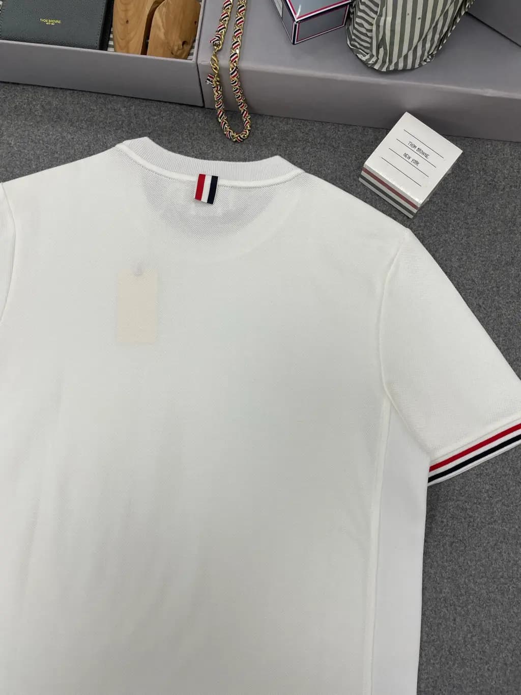 톰브라운 톰브라운 x SSENSE 반팔티 상세 이미지