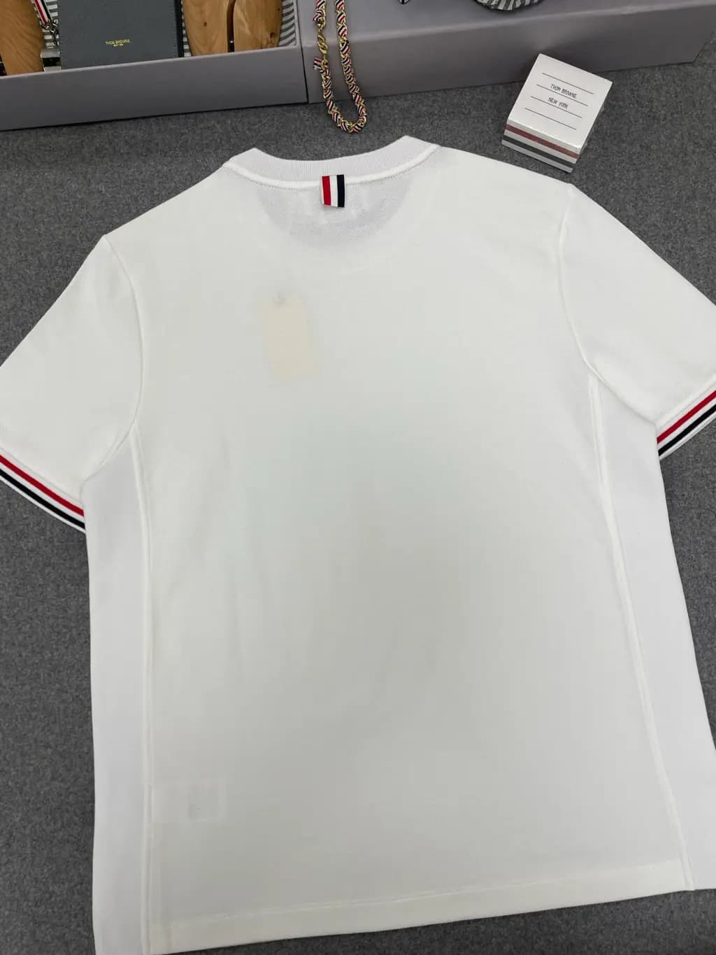톰브라운 톰브라운 x SSENSE 반팔티 상세 이미지