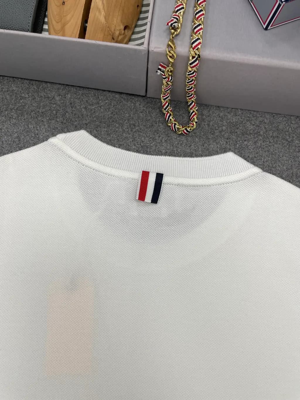 톰브라운 톰브라운 x SSENSE 반팔티 상세 이미지