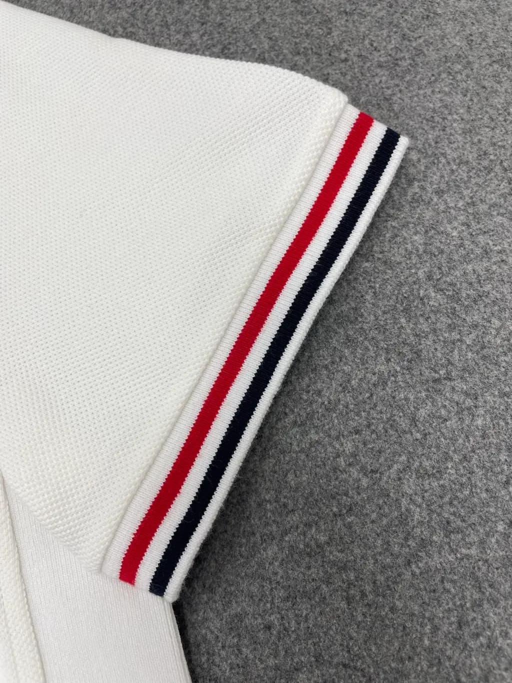 톰브라운 톰브라운 x SSENSE 반팔티 상세 이미지