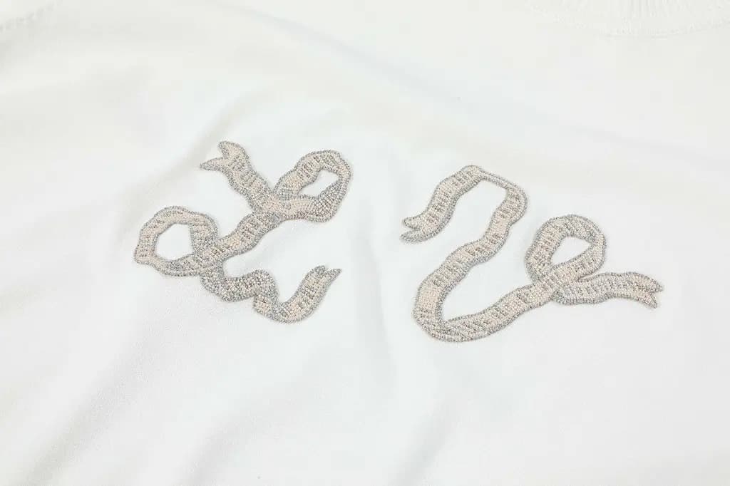 루이비통 루이비통 뱀띠 리본 자수 니트 반팔 티셔츠 상세 이미지