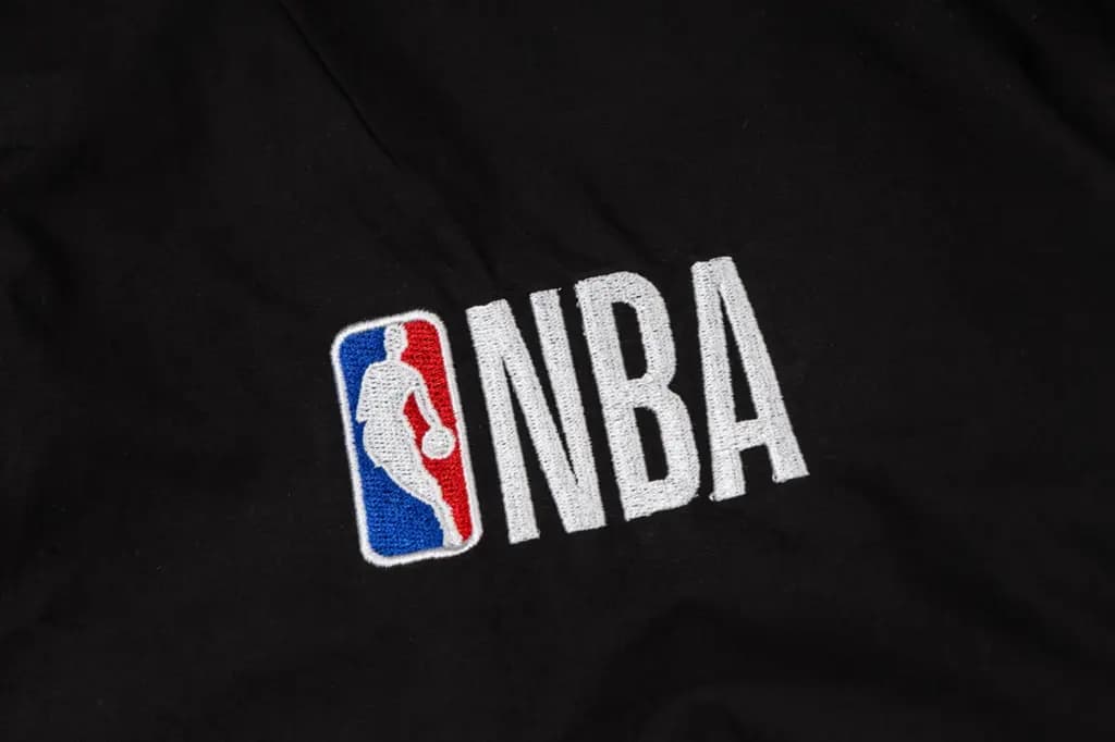 발렌시아가 발렌시아가 NBA 콜라보 V넥 반팔 셔츠 상세 이미지