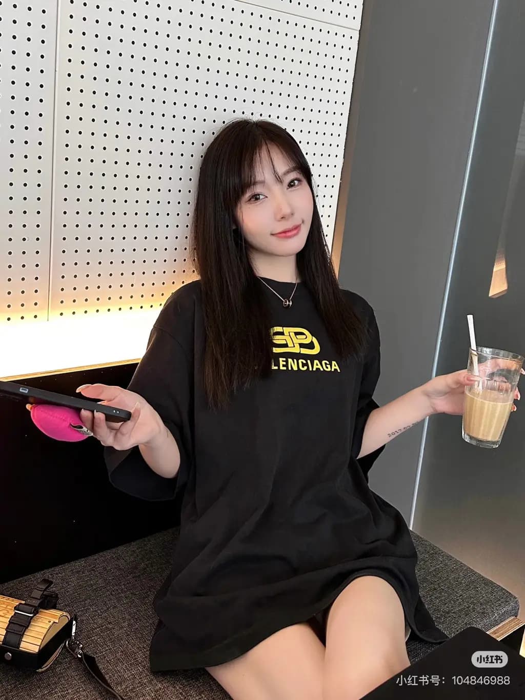 발렌시아가 발렌시아가 클래식 버클 프린트 반팔 티셔츠 상세 이미지