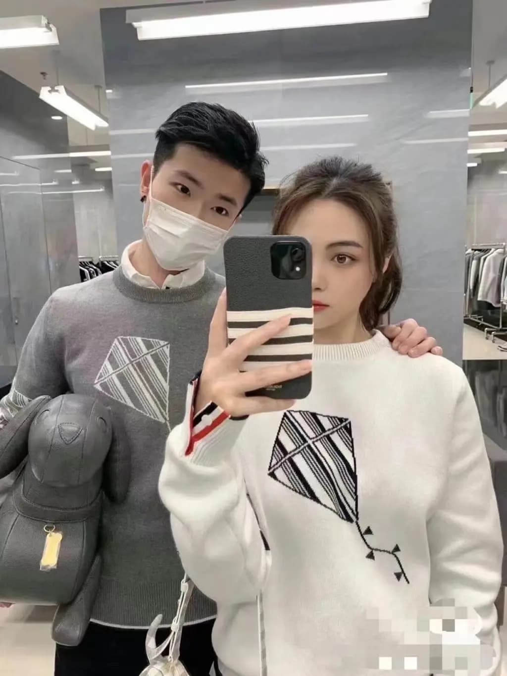 톰브라운 톰브라운 사선 카이트 스웨터 상세 이미지