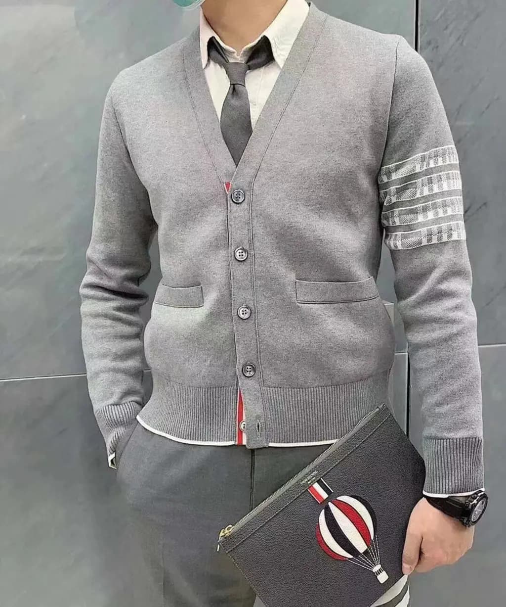 톰브라운 톰브라운 사선 완장 브이넥 가디건 상세 이미지