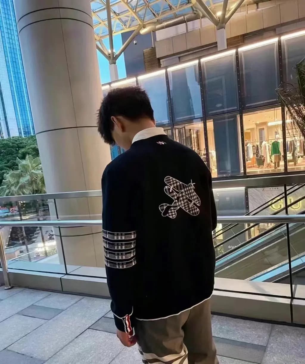 톰브라운 톰브라운 사선 완장 브이넥 가디건 상세 이미지