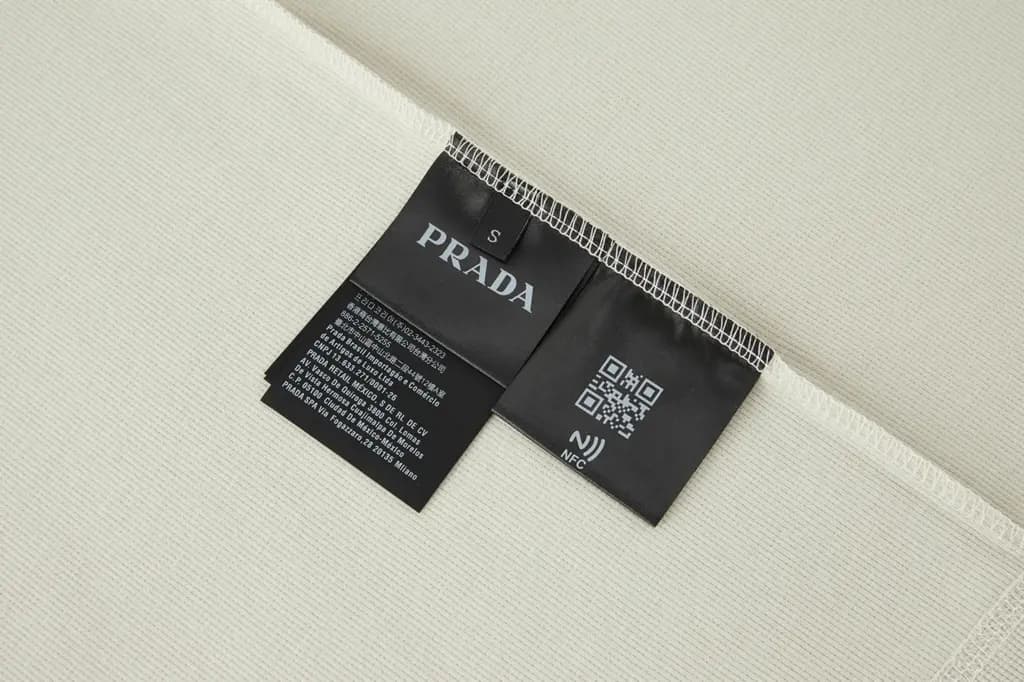 프라다 프라다 스몰 로고 슬림핏 반팔 티셔츠 상세 이미지