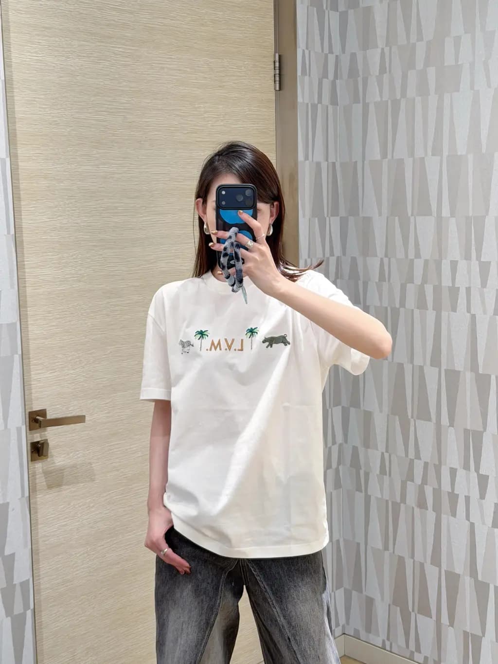 루이비통 루이비통 애니멀 자수 로고 반팔 티셔츠 상세 이미지
