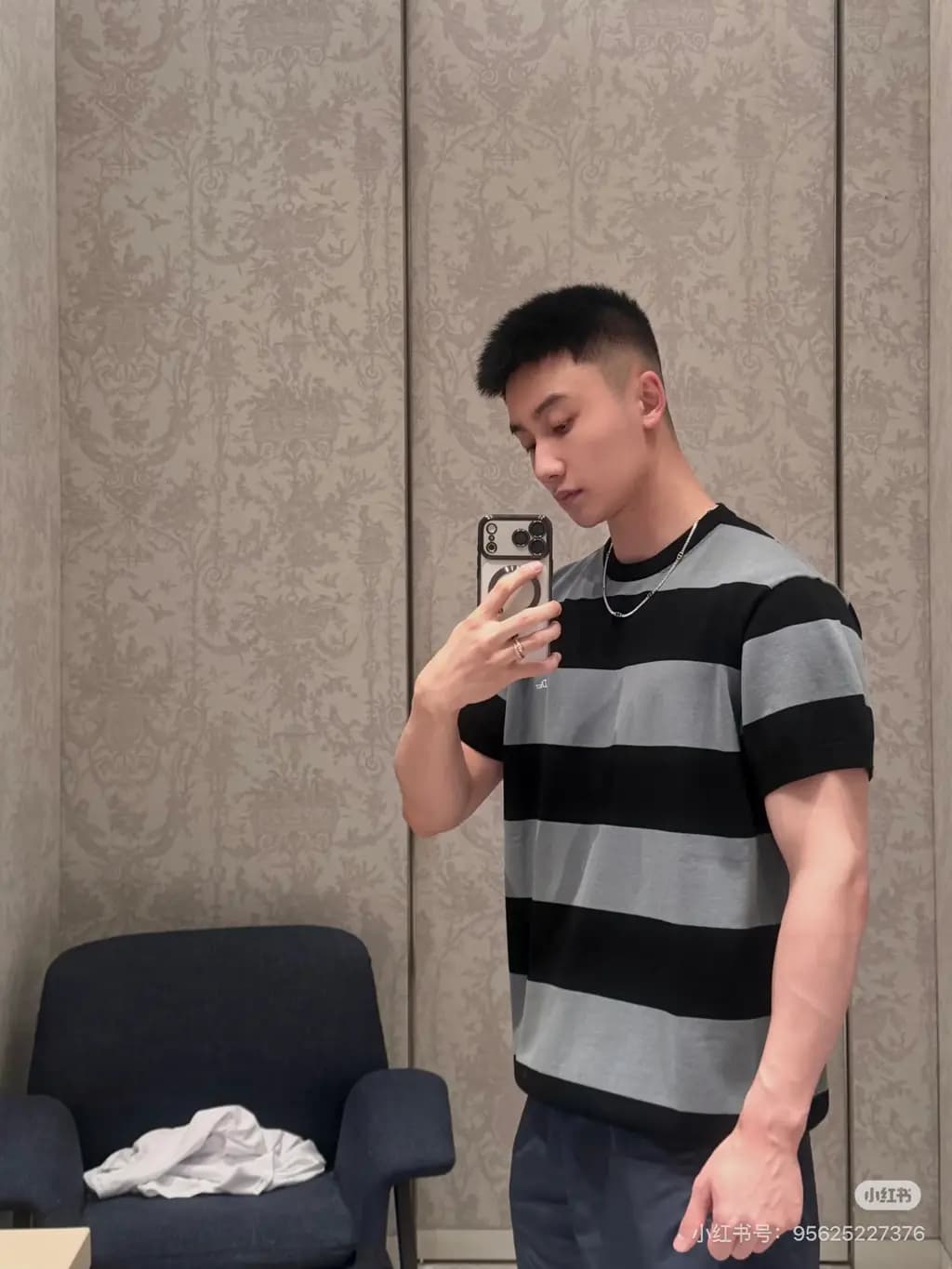 디올 디올 자수 배색 스트라이프 니트 반팔 티셔츠 상세 이미지