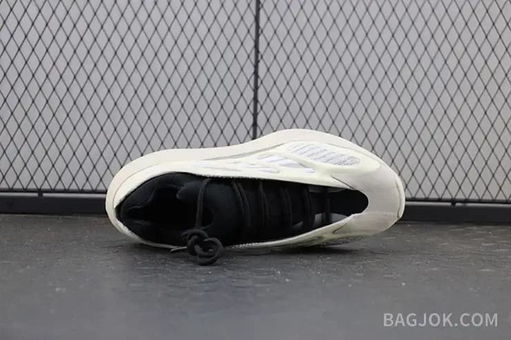 아디다스 YEEZY 700 V3 상세 이미지