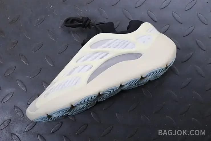 아디다스 YEEZY 700 V3 상세 이미지
