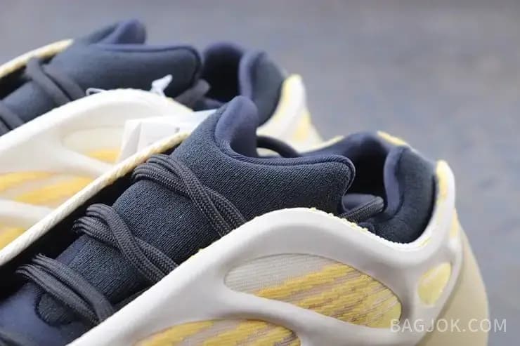 아디다스 YEEZY 700 V3 상세 이미지
