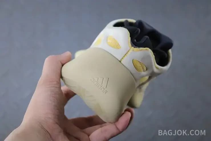 아디다스 YEEZY 700 V3 상세 이미지