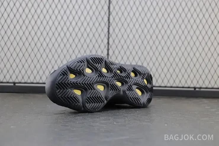 아디다스 YEEZY 700 V3 상세 이미지