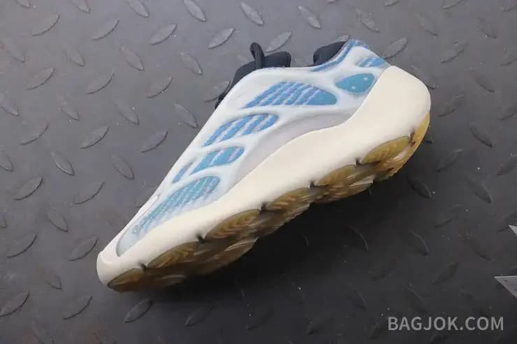 아디다스 YEEZY 700 V3 상세 이미지