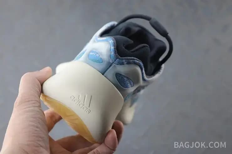 아디다스 YEEZY 700 V3 상세 이미지