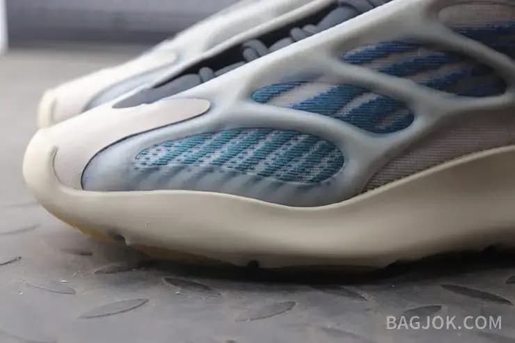아디다스 YEEZY 700 V3 상세 이미지