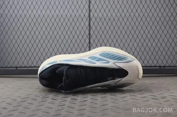 아디다스 YEEZY 700 V3 상세 이미지