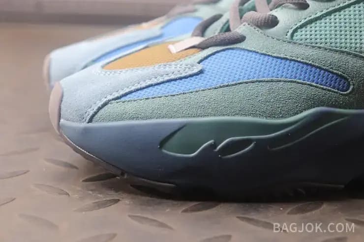 아디다스 YEEZY 700 상세 이미지
