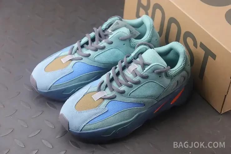 아디다스 YEEZY 700 상세 이미지