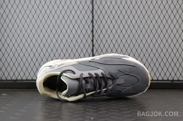 아디다스 YEEZY 700 상세 이미지
