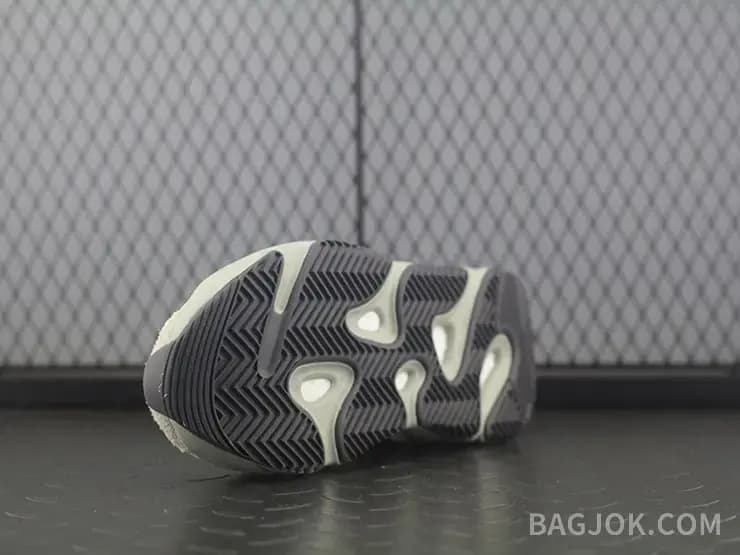 아디다스 YEEZY 700 상세 이미지