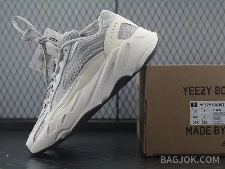아디다스 YEEZY 700 상세 이미지