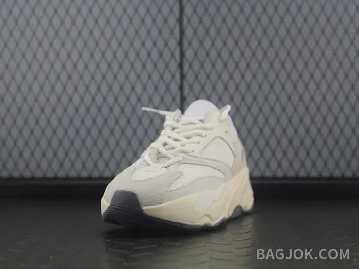 아디다스 YEEZY 700 상세 이미지