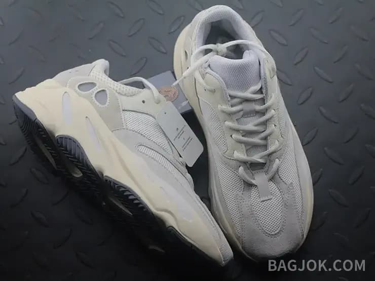 아디다스 YEEZY 700 상세 이미지