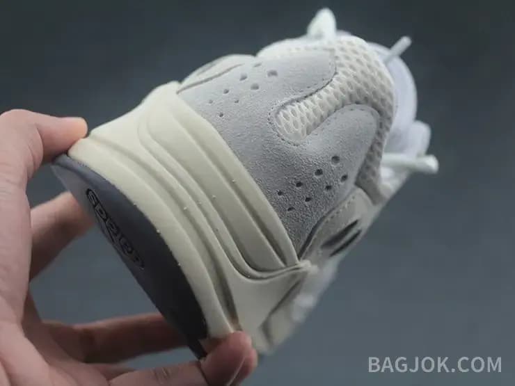 아디다스 YEEZY 700 상세 이미지