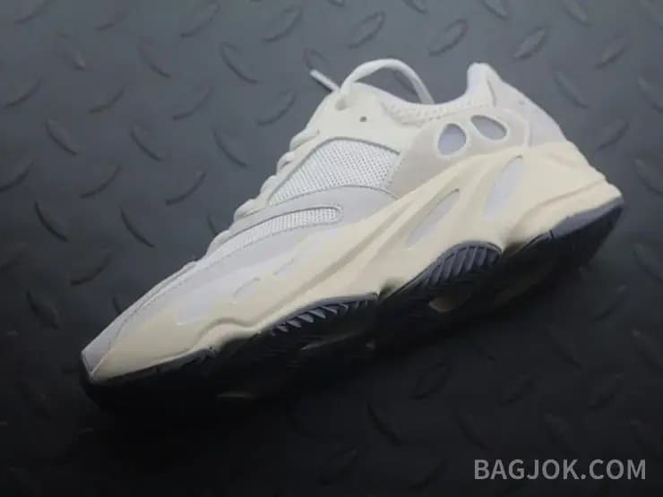 아디다스 YEEZY 700 상세 이미지