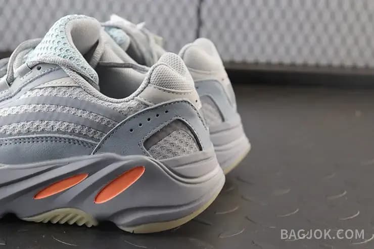 아디다스 YEEZY 700 상세 이미지