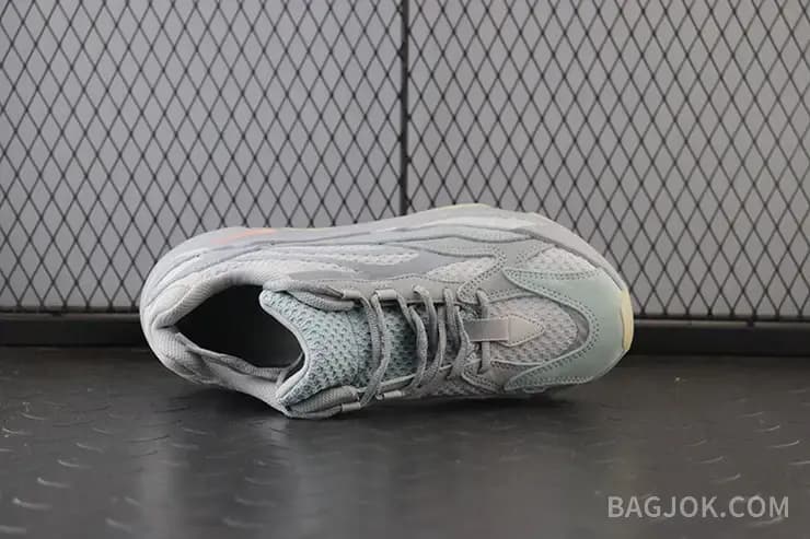 아디다스 YEEZY 700 상세 이미지
