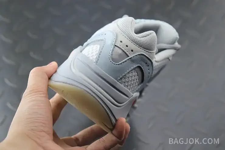 아디다스 YEEZY 700 상세 이미지