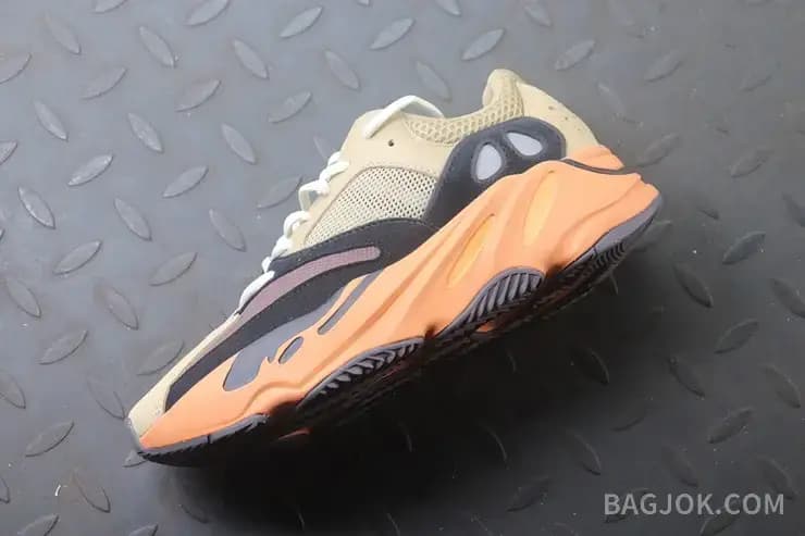 아디다스 YEEZY 700 상세 이미지