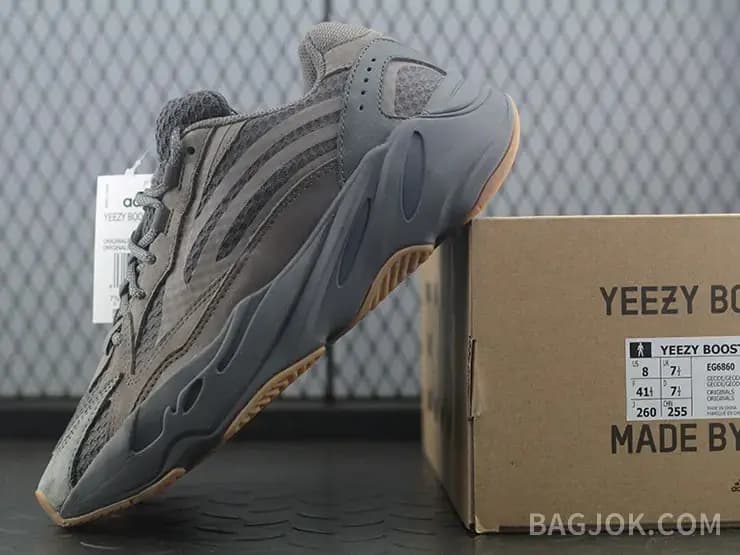 아디다스 YEEZY 700 상세 이미지
