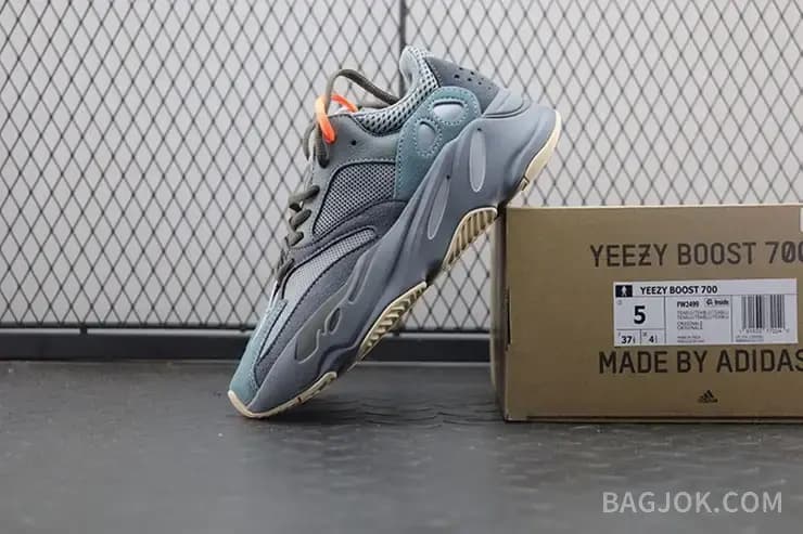아디다스 YEEZY 700 상세 이미지