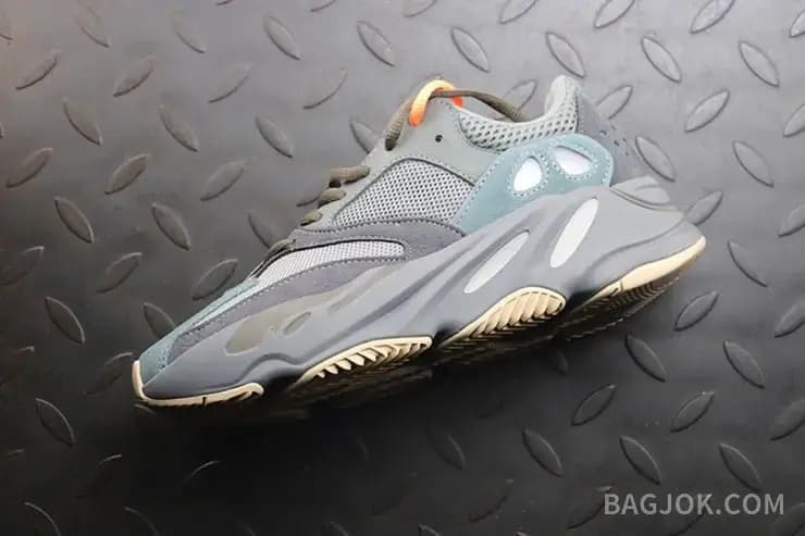 아디다스 YEEZY 700 상세 이미지