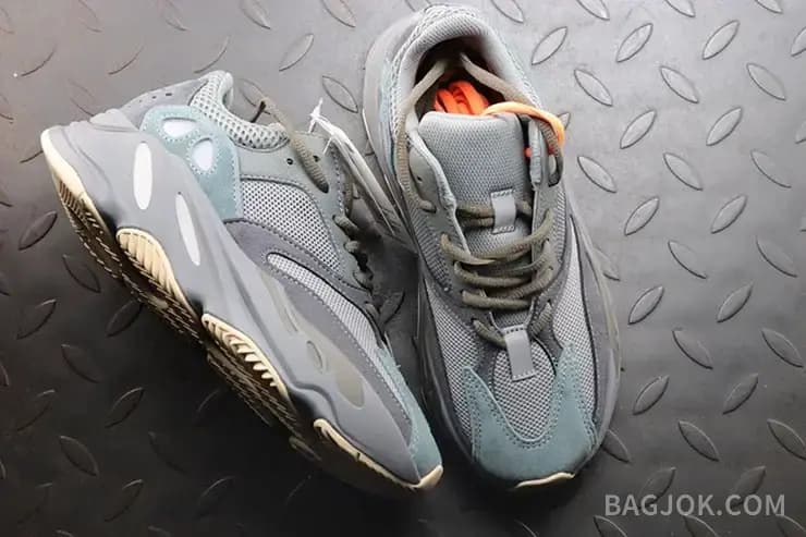 아디다스 YEEZY 700 상세 이미지
