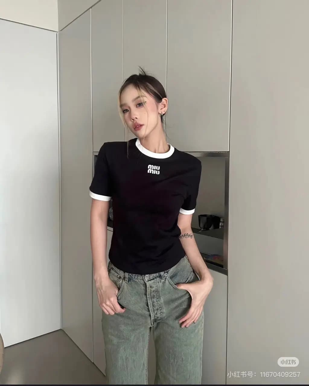 미우미우 미우미우 콘트라스트 트림 로고 반팔 티셔츠 상세 이미지