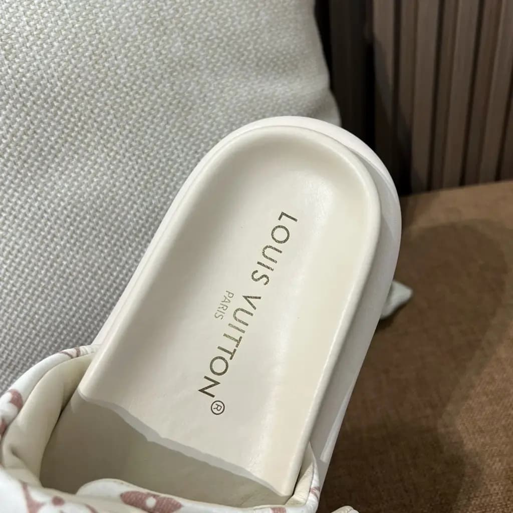 루이비통 루이비통 풀 필로우 플랫 컴포트 뮬 상세 이미지
