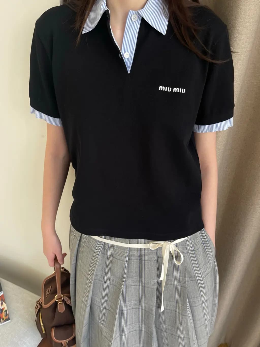 미우미우 미우미우 체크 칼라 포인트 피케 폴로 티셔츠 상세 이미지