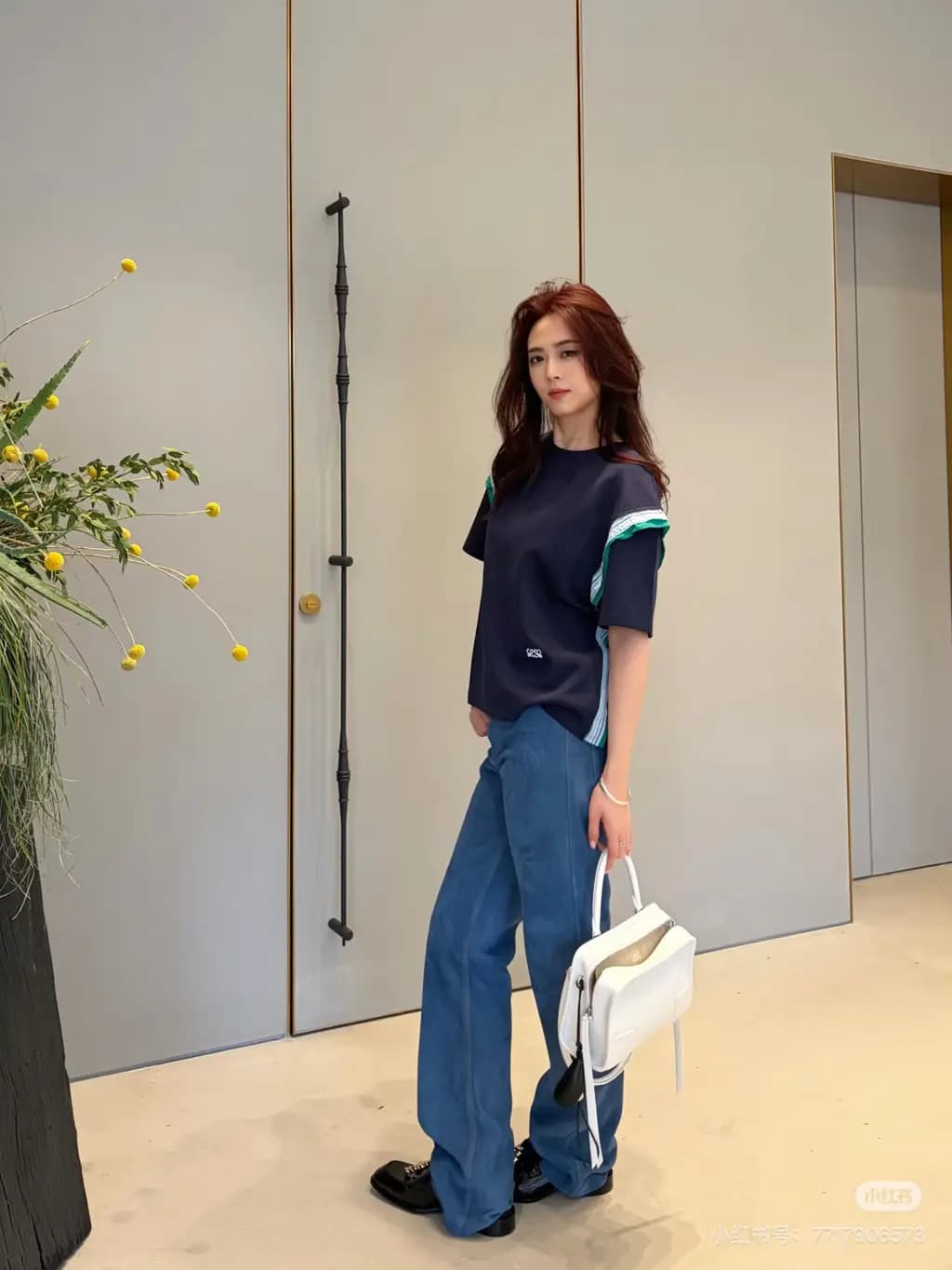 로에베 로에베 스트라이프 숄더 디테일 크롭 반팔 티셔츠 상세 이미지