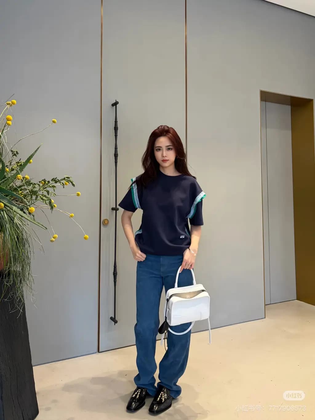 로에베 로에베 스트라이프 숄더 디테일 크롭 반팔 티셔츠 상세 이미지
