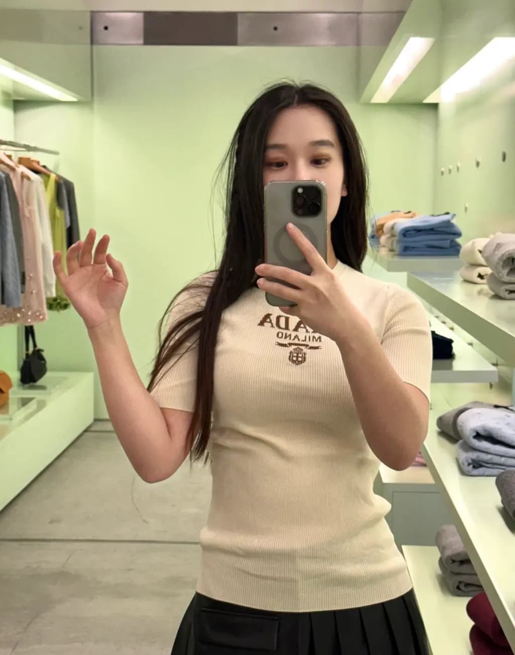 프라다 프라다 26SS 미니멀 리브드 로고 니트 티셔츠 상세 이미지