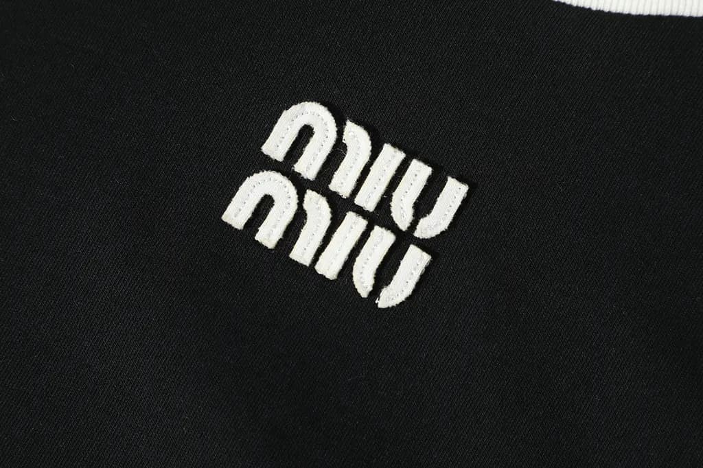 미우미우 미우미우 콘트라스트 립 로고 자수 티셔츠 상세 이미지