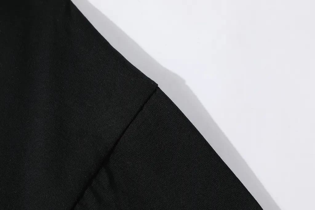 미우미우 미우미우 콘트라스트 립 로고 자수 티셔츠 상세 이미지